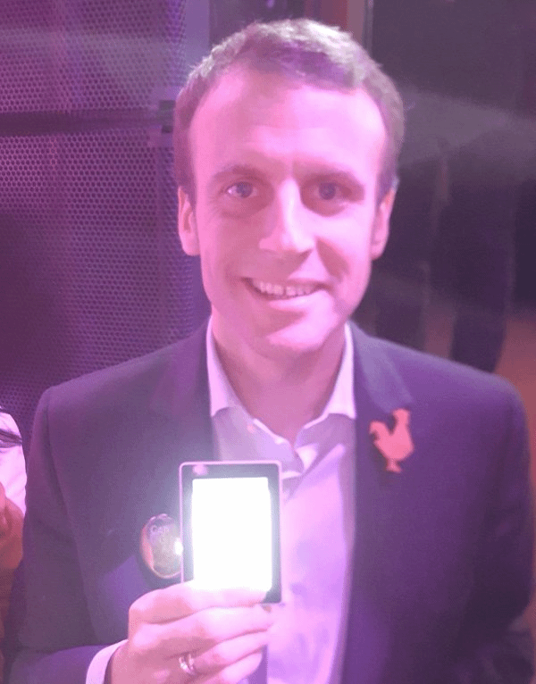 Presiden Perancis Emmanual Macron Mempamerkan Dompet Perkakasan Bitcoin Lejar